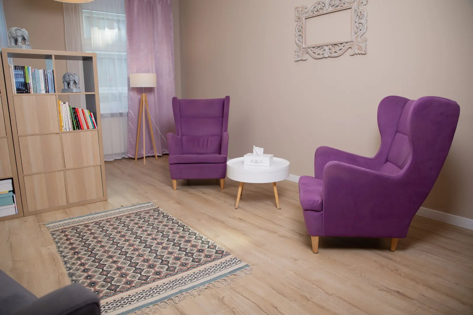 Gabinet psychologiczny z fioletowymi fotelami w Centrum Consilia we Wrocławiu