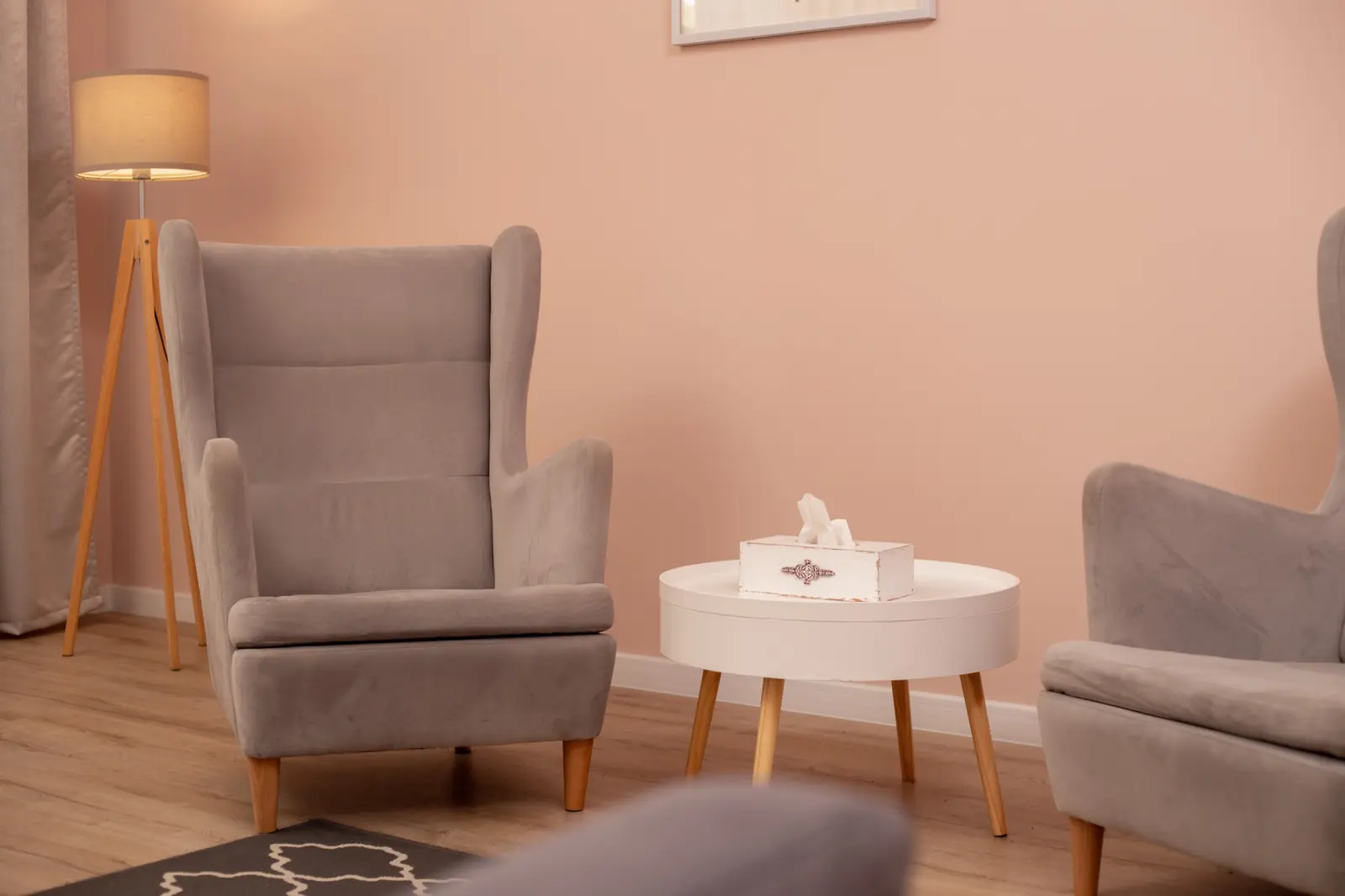 Różowe fotele w gabinecie psychologicznym Centrum Consilia we Wrocławiu