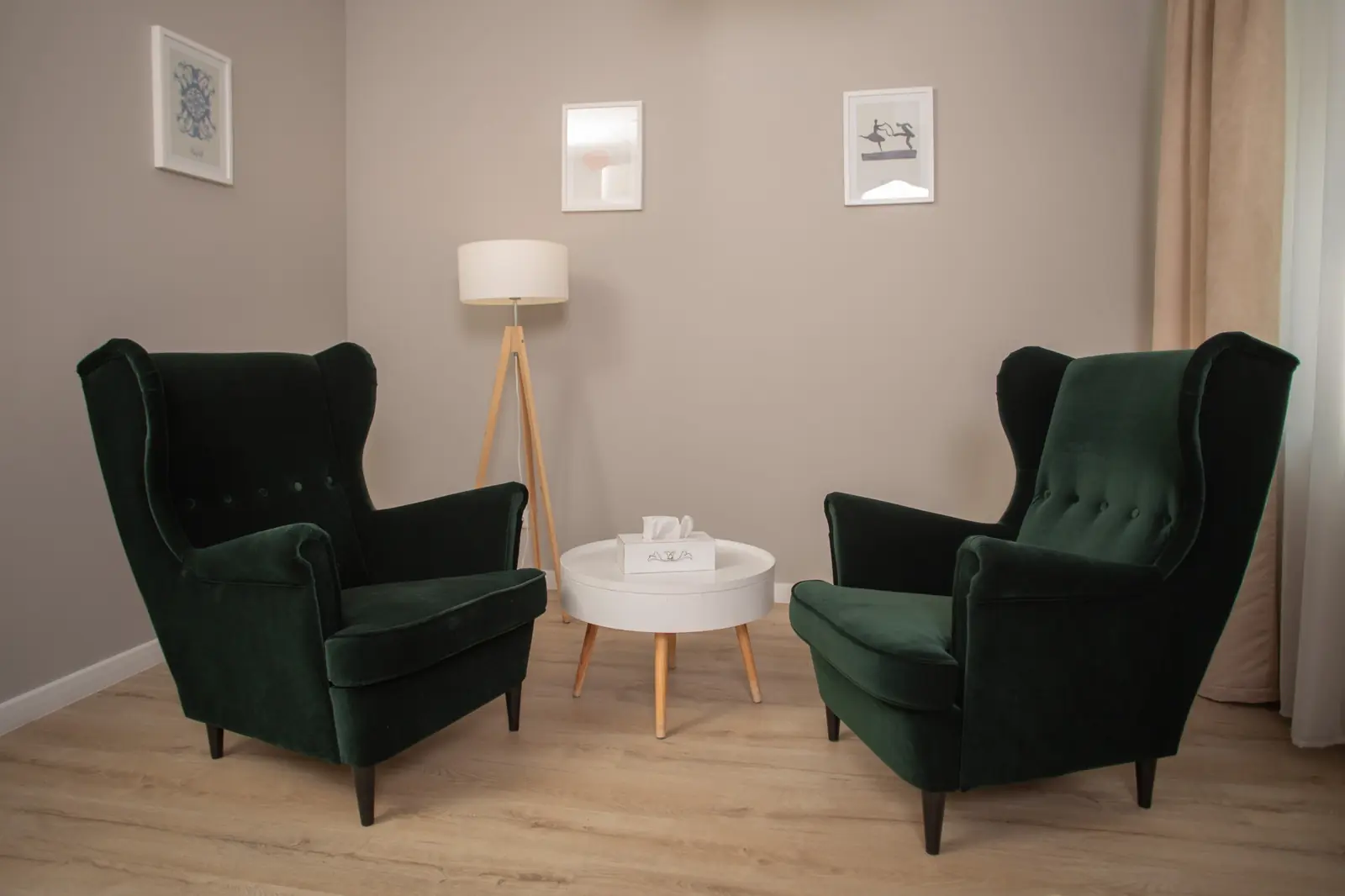 Gabinet psychoterapii z zielonymi fotelami w Centrum Consilia we Wrocławiu